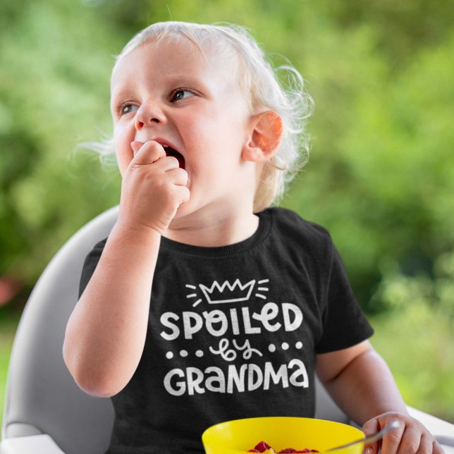 von Oma verwöhnt Baby T-shirt (Von Creator hochgeladen)