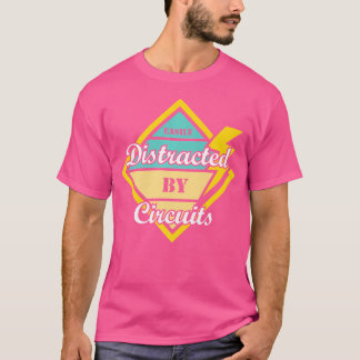 Von Schaltkreisen abgelenkter Elektroarbeiter Inge T-Shirt