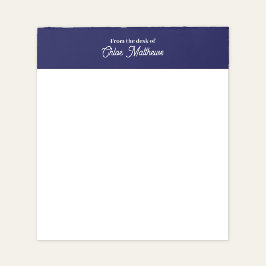 Von Schreibtisch mit weißer Schrift und navyblauer Notizblock