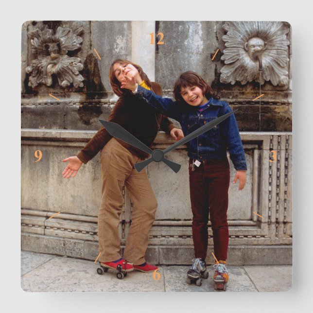 Vor dem Krieg. Quadratische Wanduhr (Vorderseite)