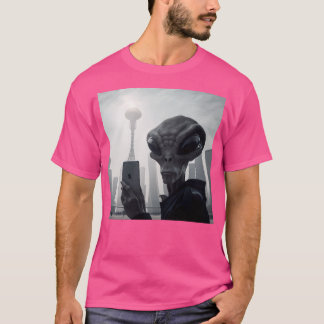 Vor der Invasion realistisch Selfie in einer Stadt T-Shirt