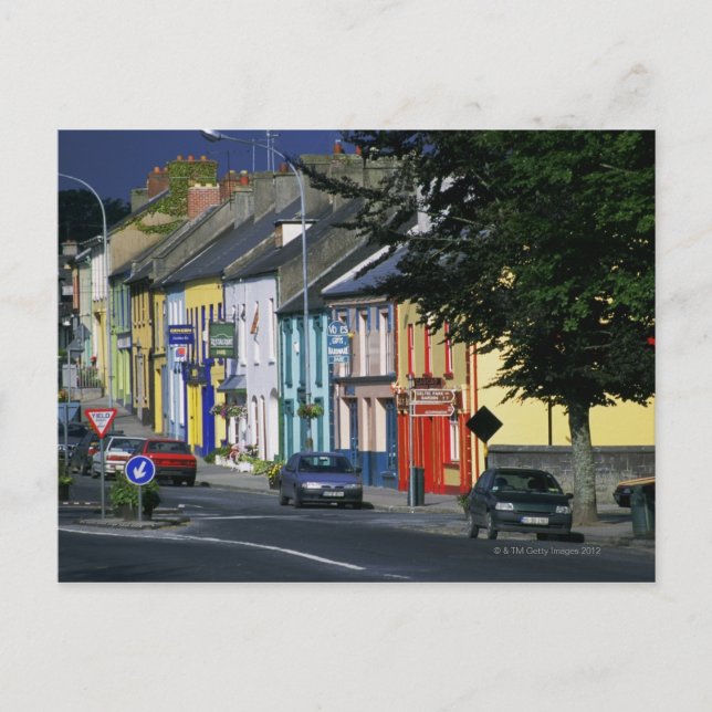 Vor einem Gebäude geparkte Autos, Adare Postkarte (Vorderseite)