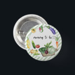 Vor Ort gebaute Babydusche - Mama soll Button<br><div class="desc">"Auf dem Weg ist ein lokal erwachsenes Baby". Feiern Sie mit diesem Baby-Dusche-Party zum Thema Wasserfarbe! Aquarellkuschel,  Zwiebeln,  Auberginen,  Zucchini,  gelbe und rote Tomaten,  Rettich,  Karotten,  heißer Paprika,  süß-gelber Paprika,  Erbsen und Kohl,  Brokkoli und Rüben auf einem Schneidebrett. Bio Wasserfarbenernte.</div>