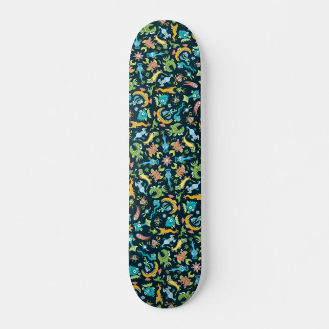 Voracious sea animals in a mandala pattern design skateboard (Vorne)