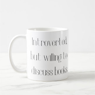 Vorgestellt, aber bereit, über Tasse der Bücher zu