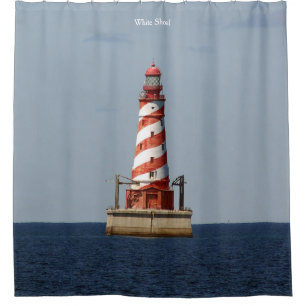 Vorhang mit weißer Dusche