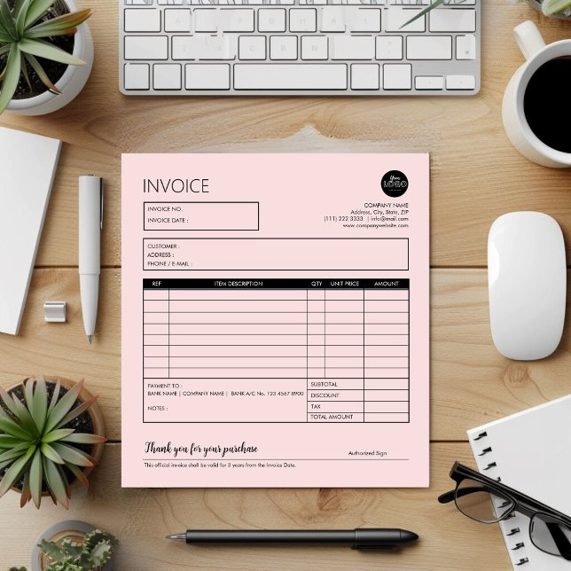 Vorlage für Minimalistische Rechnungen kleiner Unt Notizblock (Pink Minimalist Small Business Invoice Template Notepad desk top mockup)