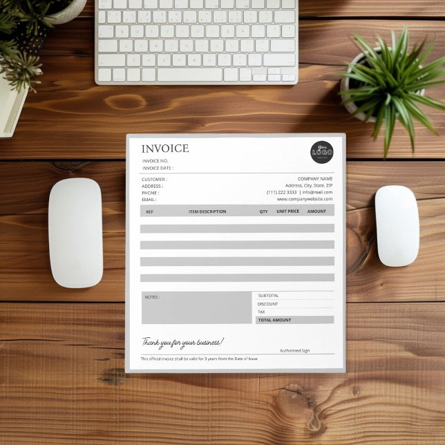 Vorlage für moderne Graue Rechnungen für kleine Un Notizblock (Modern Grey Small Business Invoice Template Notepad desk top mock up)