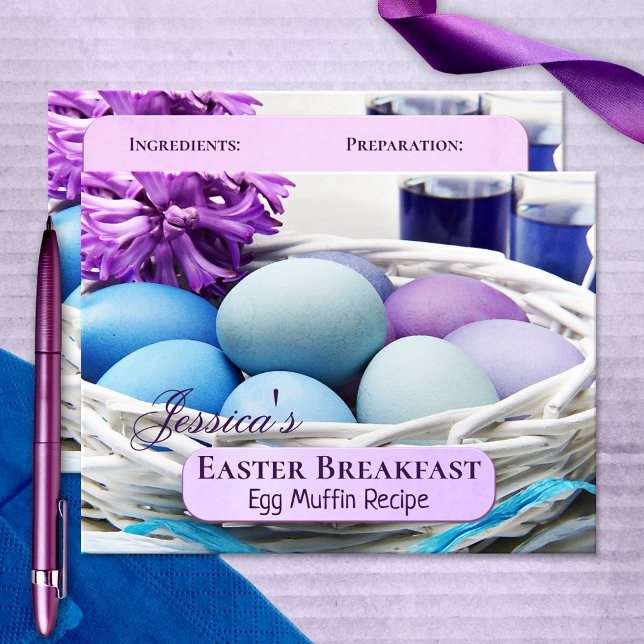 Vorlage für personalisierte Osterfrühstücksrezepte Postkarte (Easter breakfast or brunch recipe postcard with an image of painted eggs in festive purple and blue)