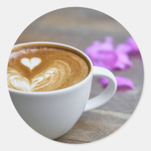 Vormittags-Cup-Latte mit herzenförmigen Schaumstof Runder Aufkleber