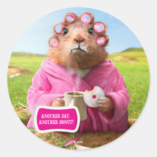 Vormittags Groundhog mit Frühstück Donut und Kaffe Runder Aufkleber