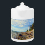 Vormsi Stillness Teapot<br><div class="desc">Dieses Kunstwerk zeigt die ruhige und zeitlose Präsenz von Vormsi, einer kleinen estnischen Insel in der Ostsee. Im Zentrum steht das Leuchtturm Sachsens - nicht als Symbol der Großartigkeit, sondern als ruhiger, beständiger Führer, umgeben von der Stille der Küsten. Die Komposition zeichne auf sanften Naturtönen, minimalen Linien und subtilen Gewürzen,...</div>