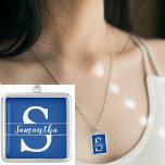 Vorname Blue Square Versilberte Kette<br><div class="desc">Vorname Blue Square Silver Plated Necklace,  Vorname: Custom White Monogram. Personalisieren Sie diese Vorlage mit Ihrem Monogramm Initial und Namen. Bearbeiten Sie sie weiter,  um die Hintergrundfarbe zu ändern oder ein Foto oder ein Kunstwerk hinzuzufügen. Sandy unter admin@giftsyoutreasure.com kontaktieren</div>