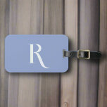 Vorname Pastel Blue Script Monogram Gepäckanhänger<br><div class="desc">Dieses Reisegepäck-Anhänger in schlichtblauer Farbe zeichnet sich durch ein modernes, sauberes Design mit einem ersten Monogramm aus, das Ihren Reiseteilnehmern eine Touch zeitgenössischen Stils verleiht. Seine minimalistische Ästhetik verbindet Modernität und Funktionalität und macht es zu einer eleganten Ergänzung Ihres Gepäcks. Ein modernes und sauberes Gepäckanhänger, das Einfachheit mühelos mit einem...</div>