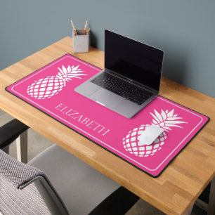 Vornehme weiße Ananas auf Rosa Schreibtischunterlage