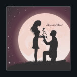 Vorschlag der Verlobung Moonlight Einladung<br><div class="desc">Die Silhouette eines Ehepaares, durch das Mondlicht in einem intimen Augenblick erwischt, wenn er auf seinem gebeugten Knie ist, das ihr seine Liebe und eine Rose vorschlägt und anbietet. Eine süße Einladung für eine Gesprächsparty: br/> Die Einladung ist leicht zu gestalten mit Ihrem Wortlaut, Schriftart, Schriftart und der Auswahl von...</div>