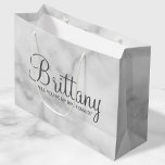 Vorschlag für eine Personalisierte Brücke aus weiß Große Geschenktüte<br><div class="desc">Moderne Personalisierte Bridesmaid Gift Bag mit personalisiertem Brautjungweitennamen in grauem,  modernem Drehbuch-Schriftart-Stil mit dem Titel in grauem,  modernem Sans Serif Schriftart auf weißem Marmorboden. Auch perfekt für Trauzeugin,  Blume Mädchen und mehr.</div>