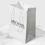 Vorschlag für einen modernen Personalisierten Trau Mittlere Geschenktüte<br><div class="desc">Moderne Schwarz/Weiß Personalisierte Trauzeuge Geschenktasche mit dem Namen und Titel des personalisierten Trauzeugen im klassischen Serif Schriftart Stil. Auch perfekt für Brautjungfrau,  Trauzeugin,  Blume Mädchen,  Trauzeuge und Ringträger.</div>