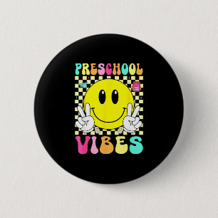 Vorschul-Vibes Retro-Lächeln Gesicht zurück zur Sc Button