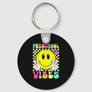 Vorschul-Vibes Retro-Lächeln Gesicht zurück zur Sc Schlüsselanhänger