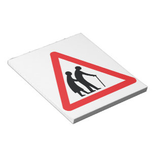 VORSICHT Ältere Menschen - Verkehrszeichen im Ver Notizblock