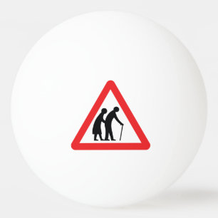 VORSICHT Ältere Menschen - Verkehrszeichen im Vere Tischtennisball