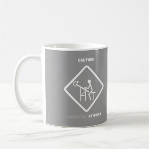 Vorsicht-Architekt bei der Arbeit Kaffeetasse