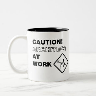 Vorsicht-Architekt bei der Arbeit Zweifarbige Tasse