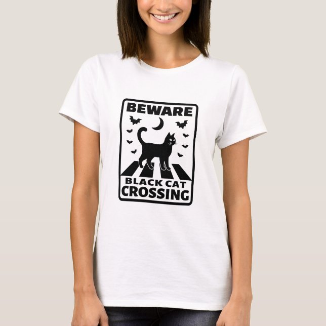 Vorsicht, Black Cat Crossing Funny Halloween T-Shirt (Vorderseite)