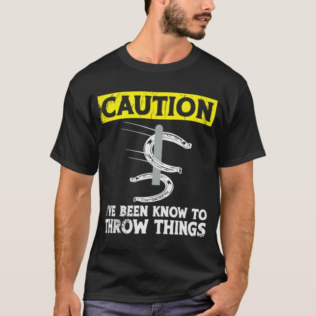 Vorsicht, dass ich Dinge mit Hufeisen werfen kann T-Shirt (Vorderseite)