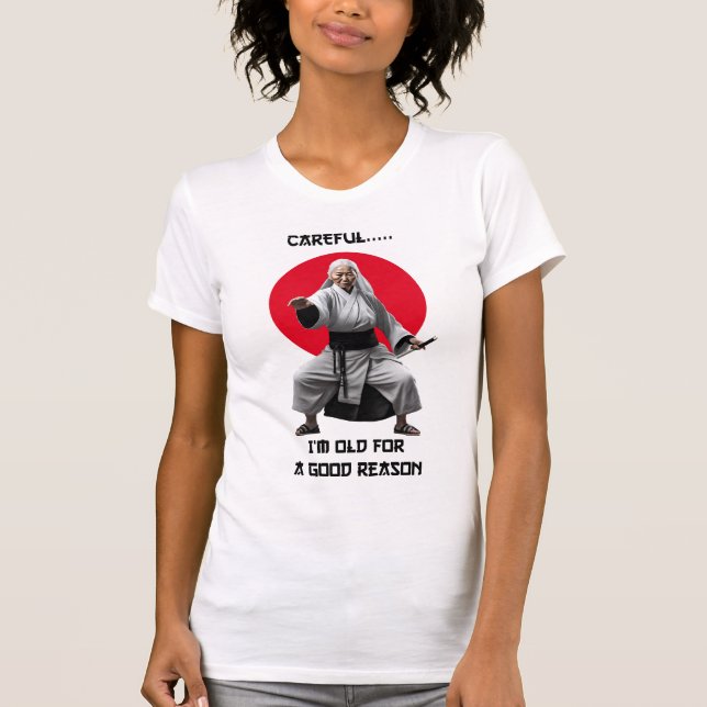 Vorsicht, ich bin aus gutem Grund alt, T - Shirt (Vorderseite)