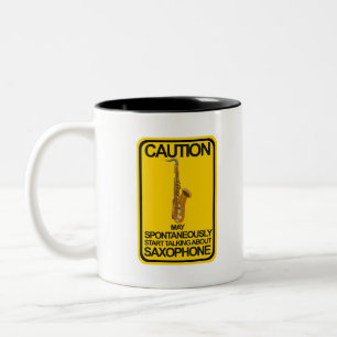 Vorsicht kann spontan beginnen, über Saxo zu sprec Zweifarbige Tasse