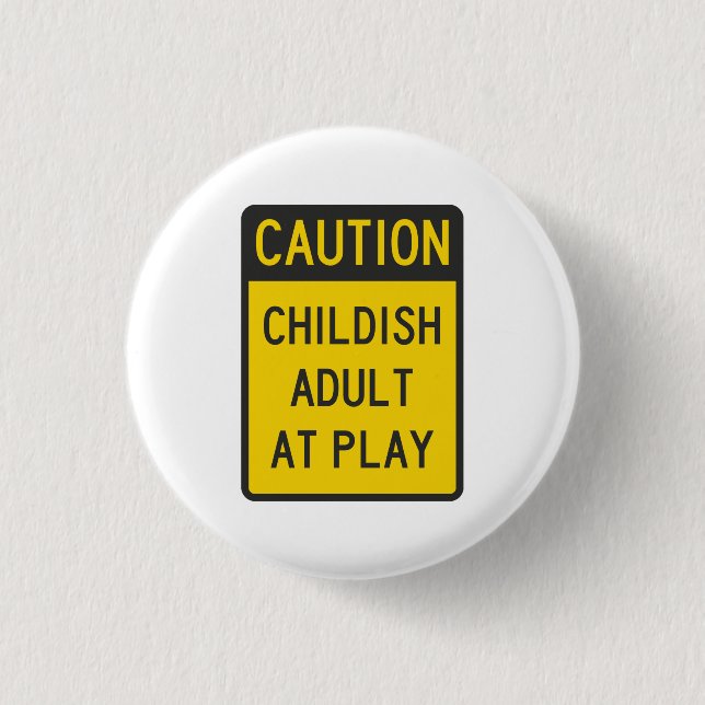 Vorsicht-kindischer Erwachsener am Spiel Button (Vorderseite)