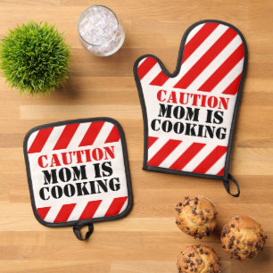 Vorsicht Mama ist das Kochen von grafischen Köchen Ofenhandschuh & Topflappen-Set