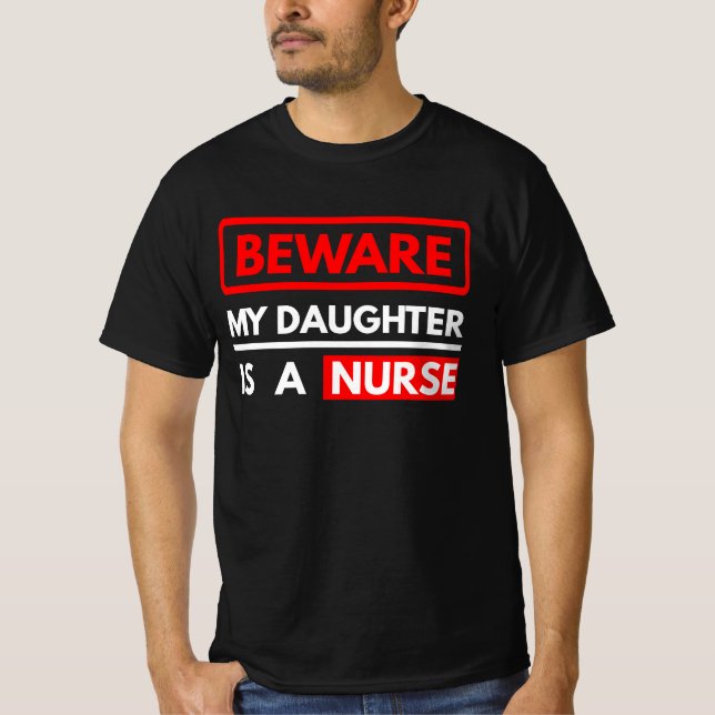 Vorsicht, meine Tochter ist Krankenschwester T-Shirt (Vorderseite)