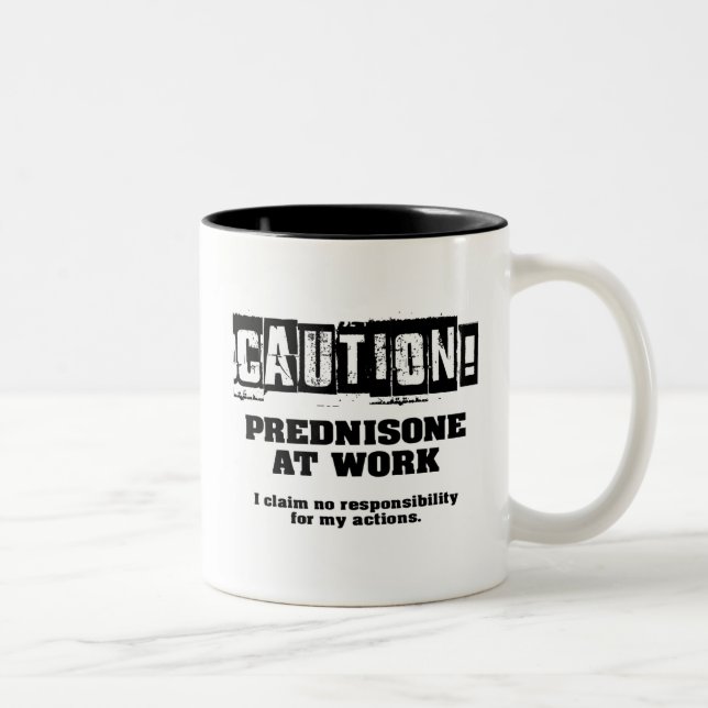 Vorsicht! Prednison am Arbeitsplatz Zweifarbige Tasse (Rechts)