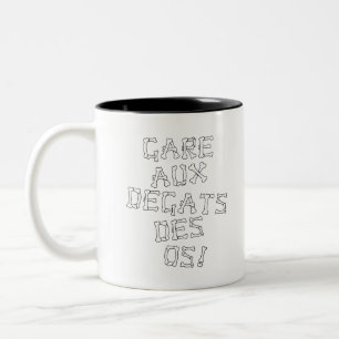 VORSICHT VOR den SCHÄDEN der KNOCHEN - Wortspiele Zweifarbige Tasse