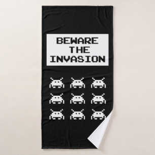 Vorsicht vor der Invasion, Geek Design Badehandtuch