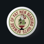 Vorsicht vor fetten Männern Funny Christmas Button<br><div class="desc">Diese Weihnachtsgrafik zeigt den Weihnachtsmann,  der einen Weihnachtsbaum hält,  mit der lustigen Unterschrift,  Vorsicht vor fetten Männern,  die Geschenke tragen.</div>