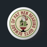 Vorsicht vor fetten Männern Funny Christmas Button<br><div class="desc">Diese Weihnachtsgrafik zeigt den Weihnachtsmann,  der einen Weihnachtsbaum hält,  mit der lustigen Unterschrift,  Vorsicht vor fetten Männern,  die Geschenke tragen.</div>