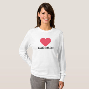 vorsichtig umgehen Zitat Rotes Herz mit schwarze T-Shirt
