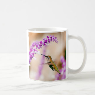 Vorsichtiger Ansatz Kaffeetasse
