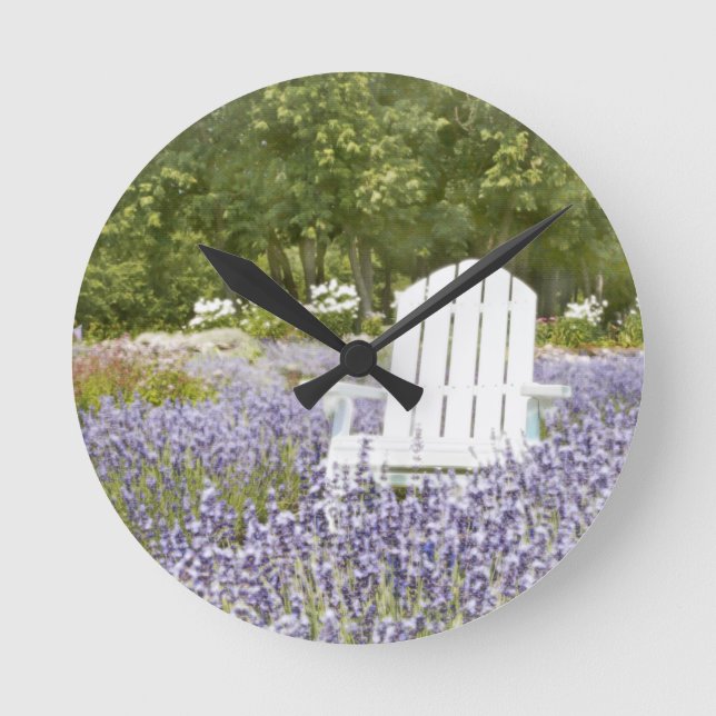 Vorsitz im Lavendel-Feld Runde Wanduhr (Vorderseite)
