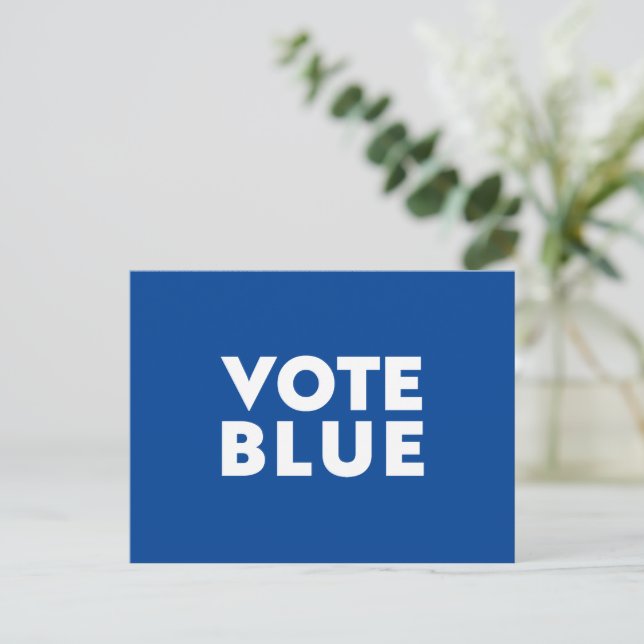 Vote Blue Moderne fette Typografie weiß blau Postkarte (Stehend Vorderseite)