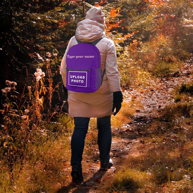 Votre nom et photo sur sac à dos violet (Purple backpack with your name and photo on female model.)