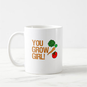 Vous élevez la tasse de jardinage drôle de femme