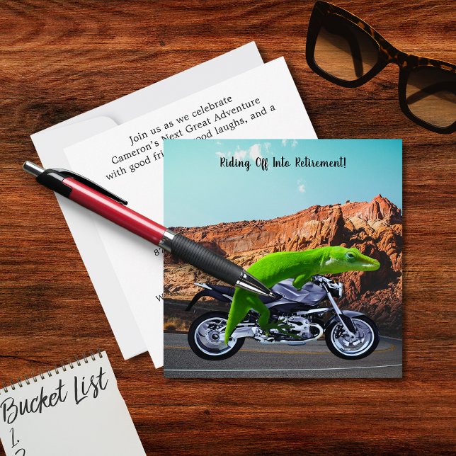Voyage à la retraite Invitation de la fête de moto (Ride into Retirement Gecko Motorcycle Party Invitation)