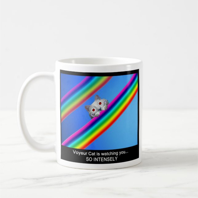 Voyeur-Katze passt Sie… auf Kaffeetasse (Links)