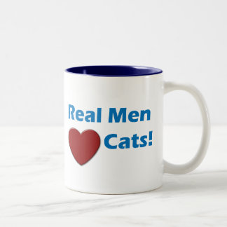 Vraie tasse de chats d'amour d'hommes