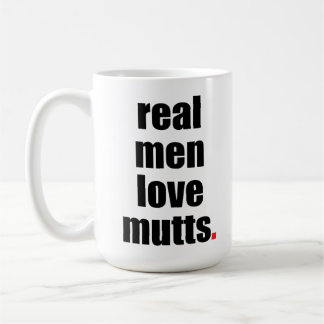 Vraie tasse de chiens d'amour d'hommes